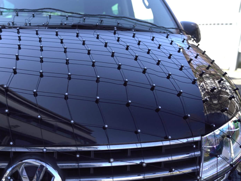Das Netz mit Markierungen von AESUB, das zum 3D-Scannen der Motorhaube eines Autos verwendet wird